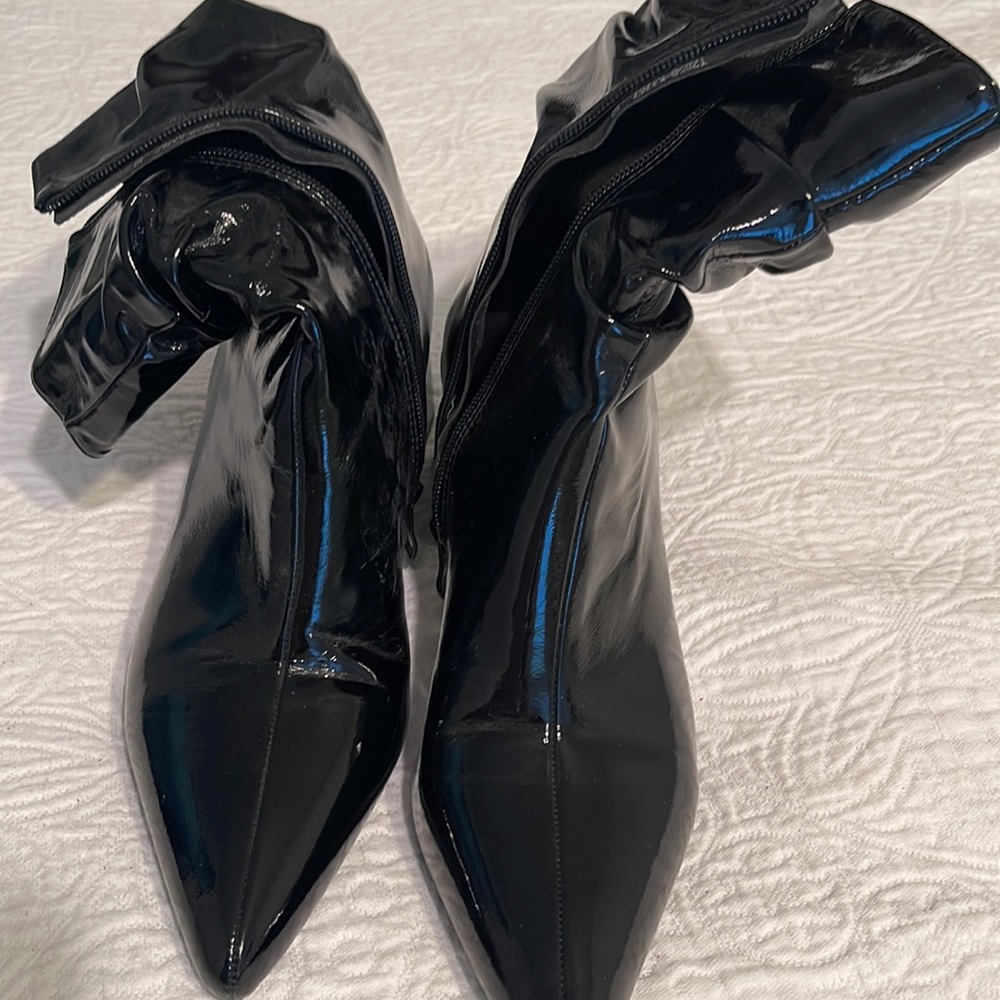 EUC Womens black patent leather short boots